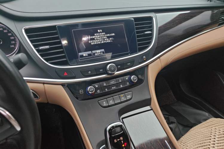 Used Buick LaCrosse 2016 28T Premium Edition Audio And AC Panel