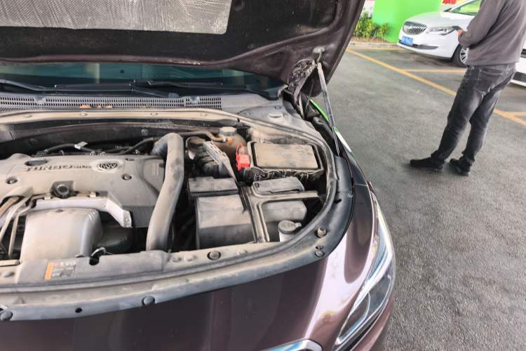Used Buick LaCrosse 2016 28T Luxury Version Engine Bay Left