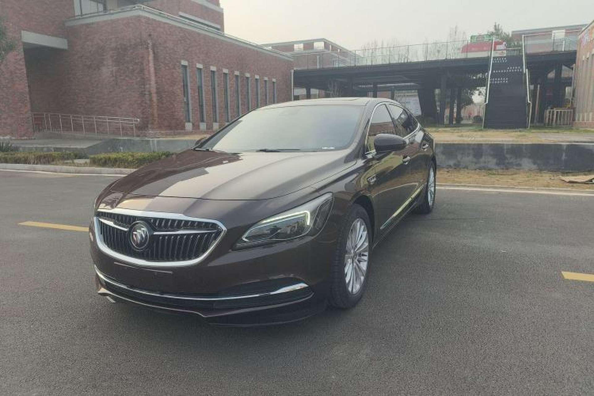 Used Buick LaCrosse 2016 28T Luxury Version Front Left 45 Deg