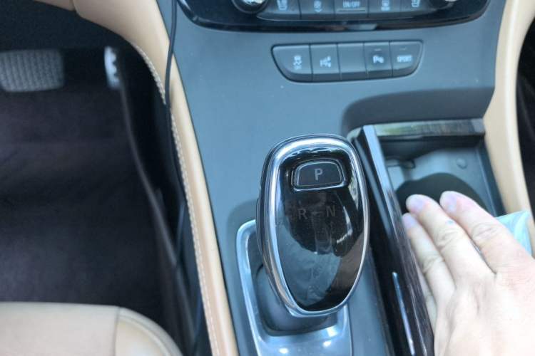 Used Buick LaCrosse 2016 28T Premium Edition Gear Lever