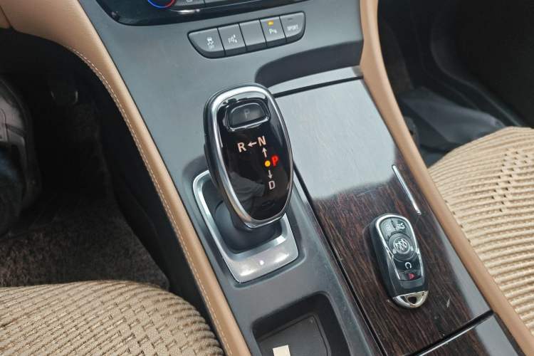 Used Buick LaCrosse 2016 28T Premium Edition Gear Lever