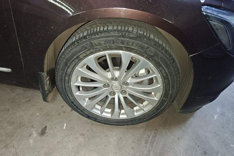 Used Buick LaCrosse 2016 Revised Version 28T Elite Edition Right Front Wheel Hub