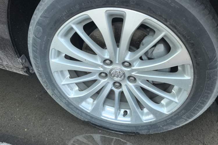 Used Buick LaCrosse 2016 28T Premium Edition Right Front Wheel Hub