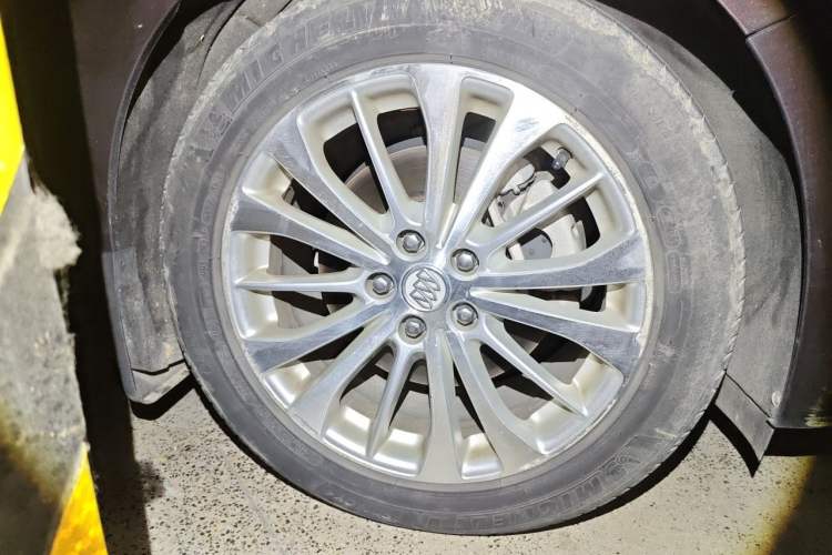 Used Buick LaCrosse 2016 28T Luxury Version Right Front Wheel Hub