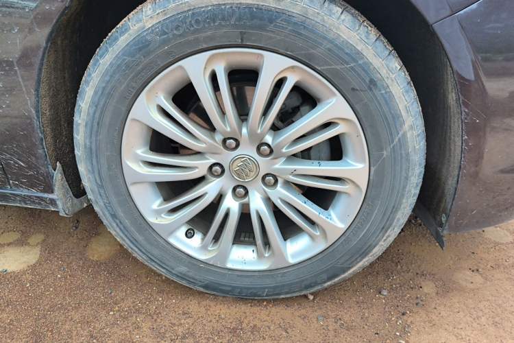 Used Buick LaCrosse 2016 20T Elite Edition Right Front Wheel Hub