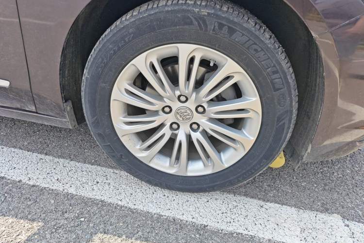 Used Buick LaCrosse 2016 20T Elite Edition Right Front Wheel Hub