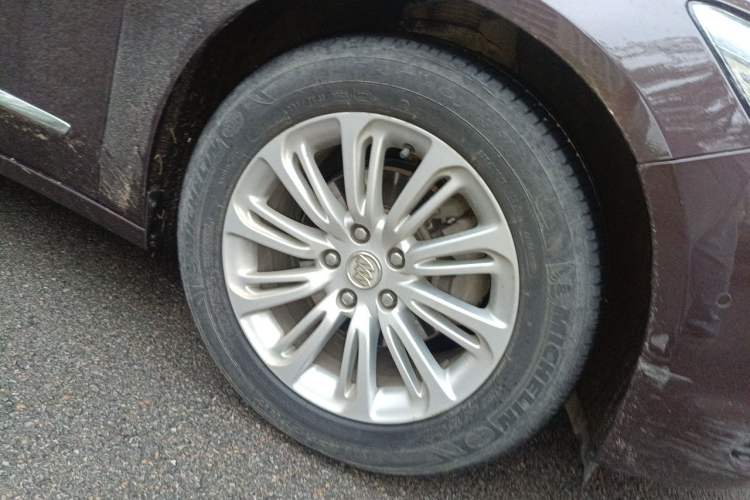 Used Buick LaCrosse 2016 20T Luxury Model Right Front Wheel Hub