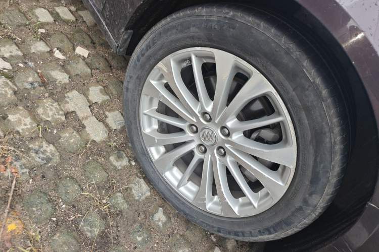 Used Buick LaCrosse 2016 28T Premium Edition Right Front Wheel Hub