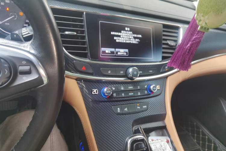 Used Buick LaCrosse 2016 28T Premium Edition Audio And AC Panel