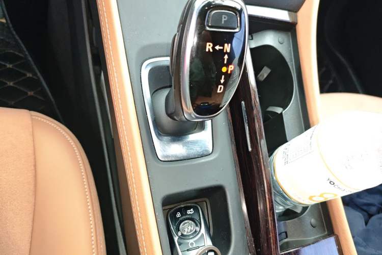 Used Buick LaCrosse 2016 20T Elite Edition Gear Lever