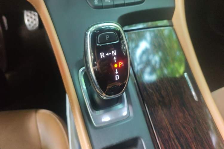 Used Buick LaCrosse 2016 28T Premium Edition Gear Lever