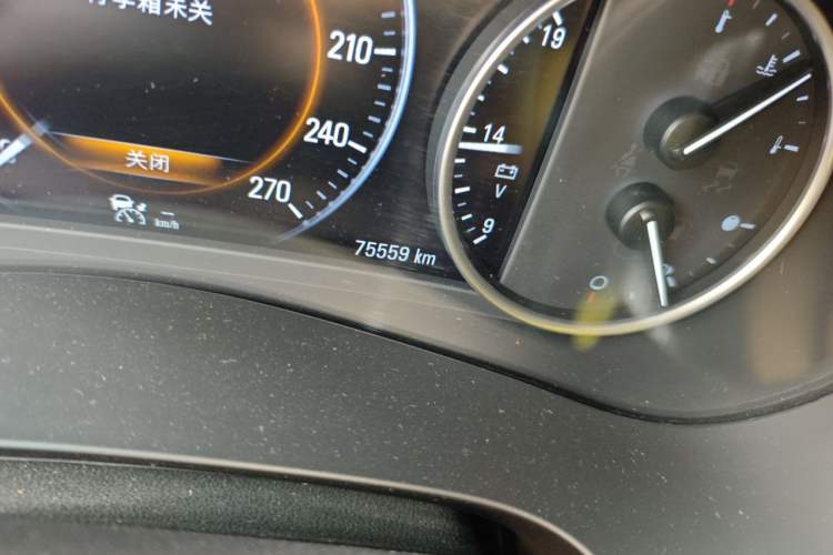 Used Buick LaCrosse 2016 20T Luxury Model Odometer Close Up