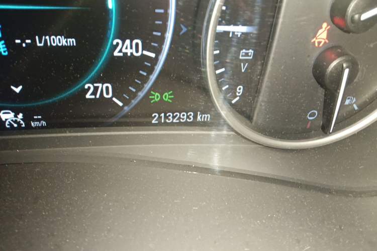 Used Buick LaCrosse 2016 28T Luxury Version Odometer Close Up