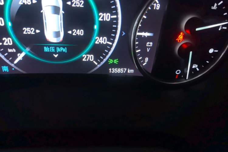 Used Buick LaCrosse 2016 28T Flagship Model Odometer Close Up