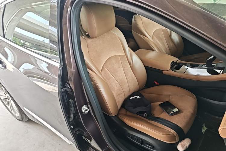 Used Buick LaCrosse 2016 28T Luxury Version Right Front Seat