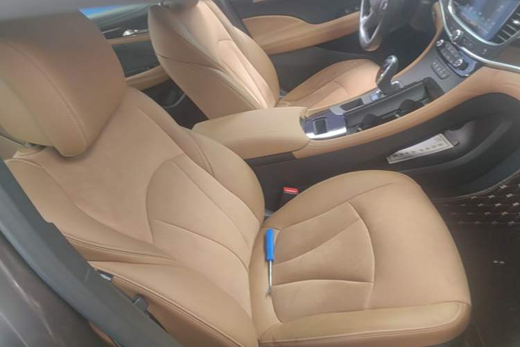 Used Buick LaCrosse 2016 28T Luxury Version Right Front Seat