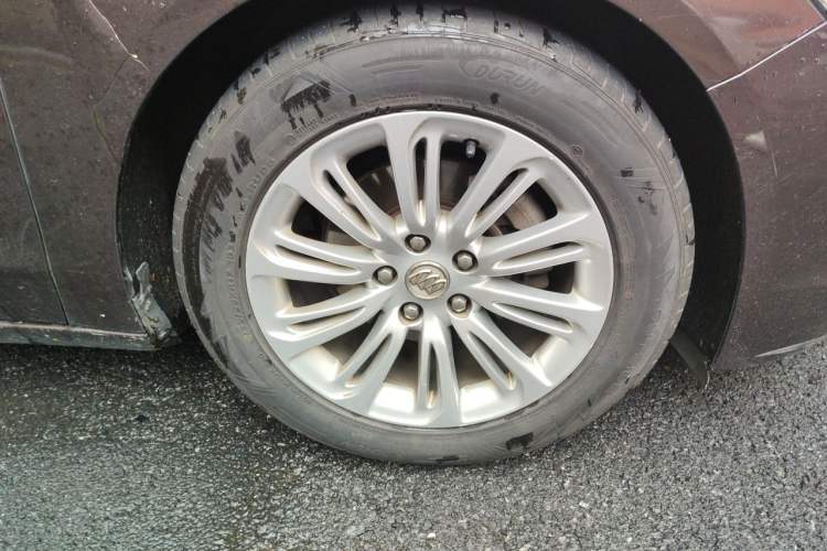 Used Buick LaCrosse 2016 20T Elite Edition Right Front Wheel Hub
