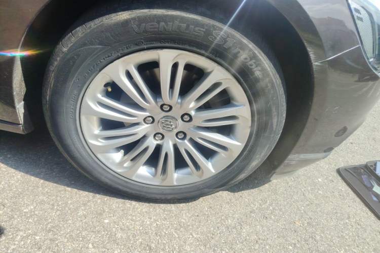 Used Buick LaCrosse 2016 20T Luxury Model Right Front Wheel Hub