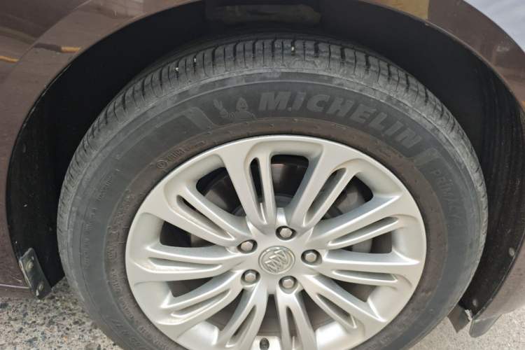 Used Buick LaCrosse 2016 20T Luxury Model Right Front Wheel Hub