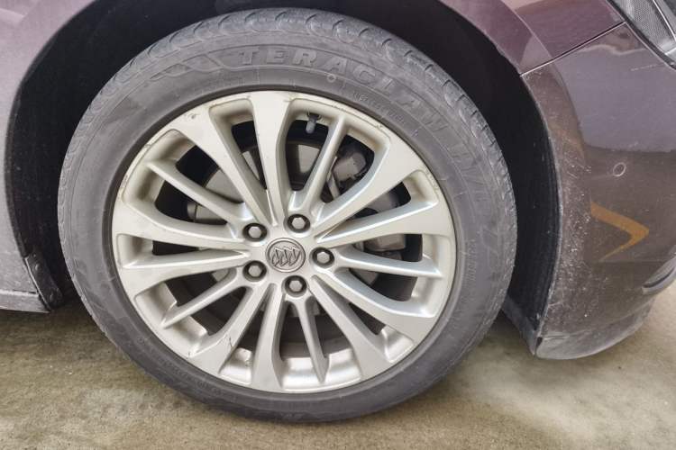 Used Buick LaCrosse 2016 28T Luxury Version Right Front Wheel Hub