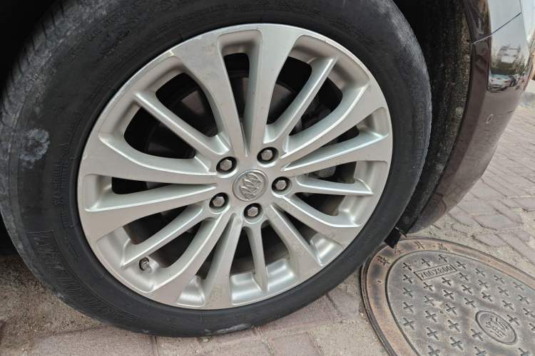 Used Buick LaCrosse 2016 28T Luxury Version Right Front Wheel Hub