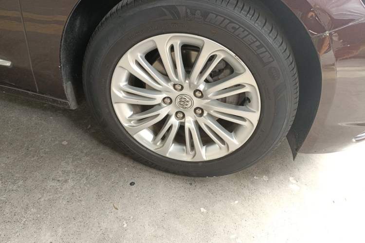 Used Buick LaCrosse 2016 20T Elite Edition Right Front Wheel Hub