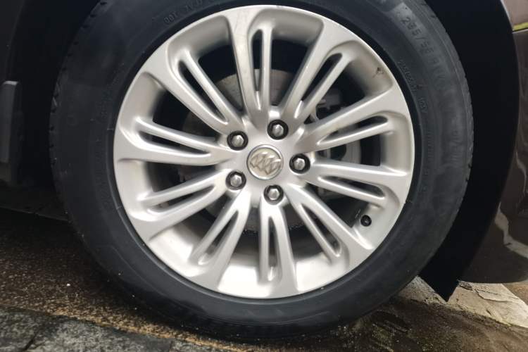 Used Buick LaCrosse 2016 20T Luxury Model Right Front Wheel Hub