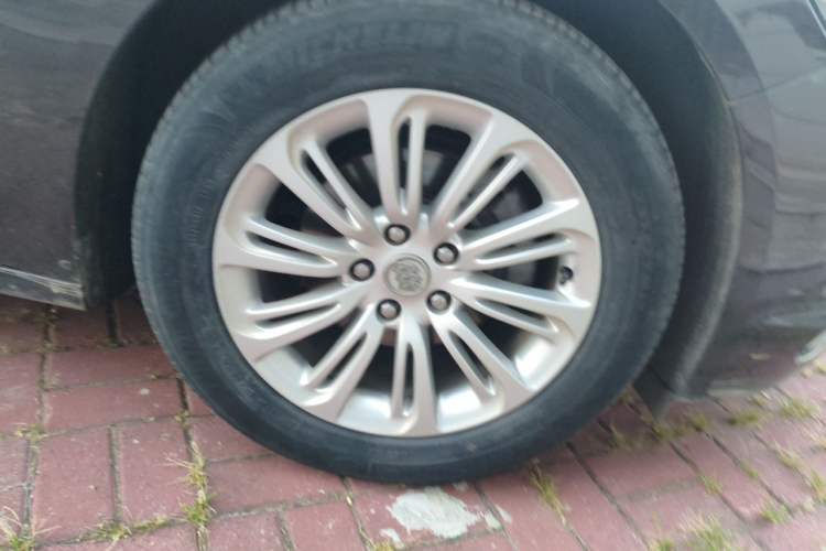 Used Buick LaCrosse 2016 20T Elite Edition Right Front Wheel Hub