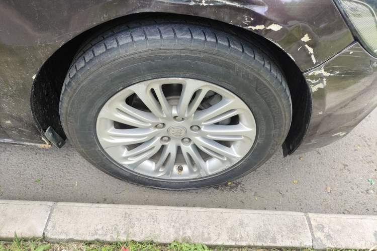 Used Buick LaCrosse 2016 20T Elite Edition Right Front Wheel Hub