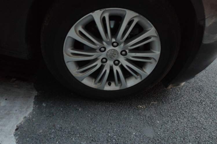 Used Buick LaCrosse 2016 20T Elite Edition Right Front Wheel Hub