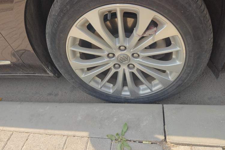 Used Buick LaCrosse 2016 Revised Version 28T Elite Edition Right Front Wheel Hub