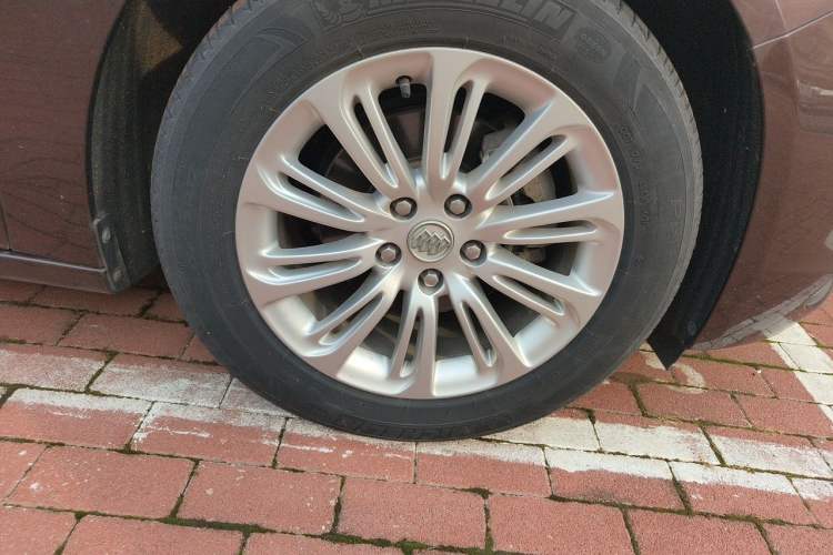 Used Buick LaCrosse 2016 20T Elite Edition Right Front Wheel Hub