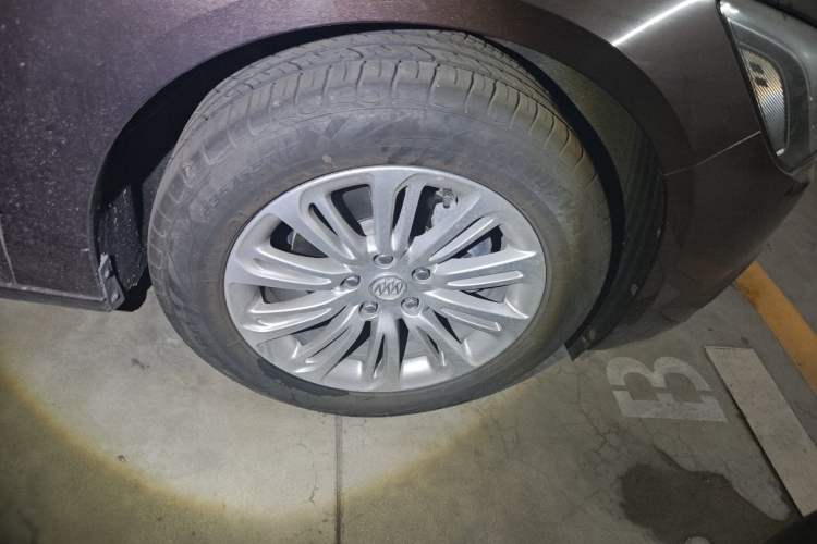 Used Buick LaCrosse 2016 20T Luxury Model Right Front Wheel Hub