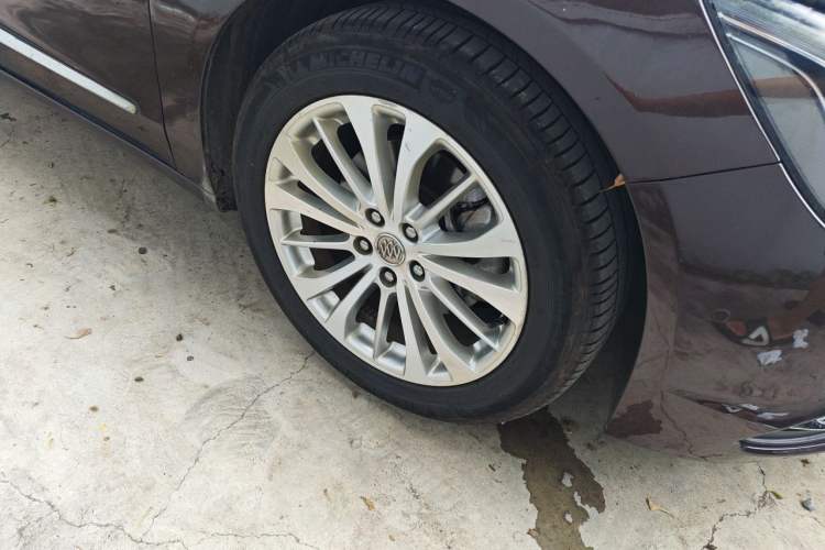 Used Buick LaCrosse 2016 28T Luxury Version Right Front Wheel Hub