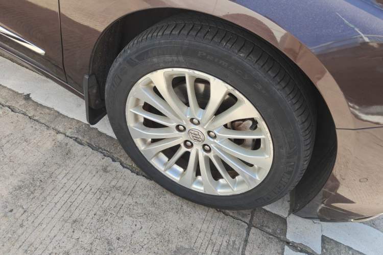 Used Buick LaCrosse 2016 Revised Version 28T Elite Edition Right Front Wheel Hub