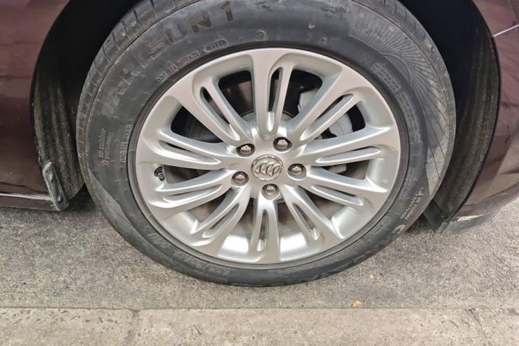 Used Buick LaCrosse 2016 20T Elite Edition Right Front Wheel Hub