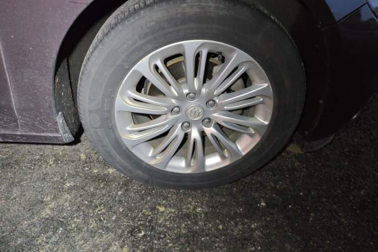 Used Buick LaCrosse 2016 20T Elite Edition Right Front Wheel Hub