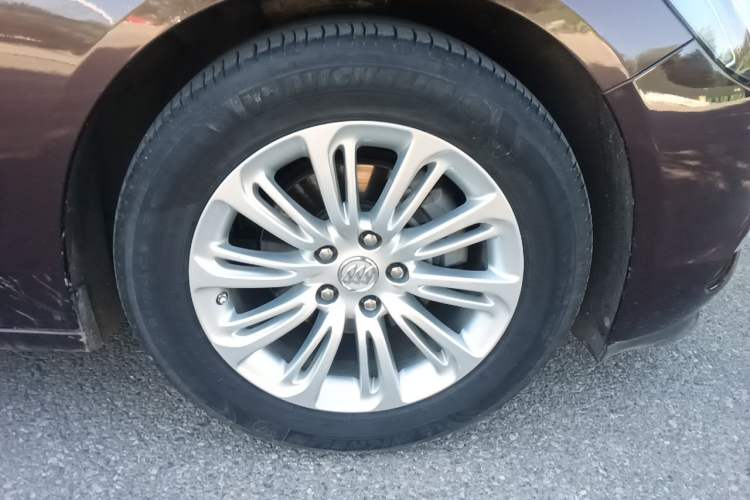 Used Buick LaCrosse 2016 20T Elite Edition Right Front Wheel Hub