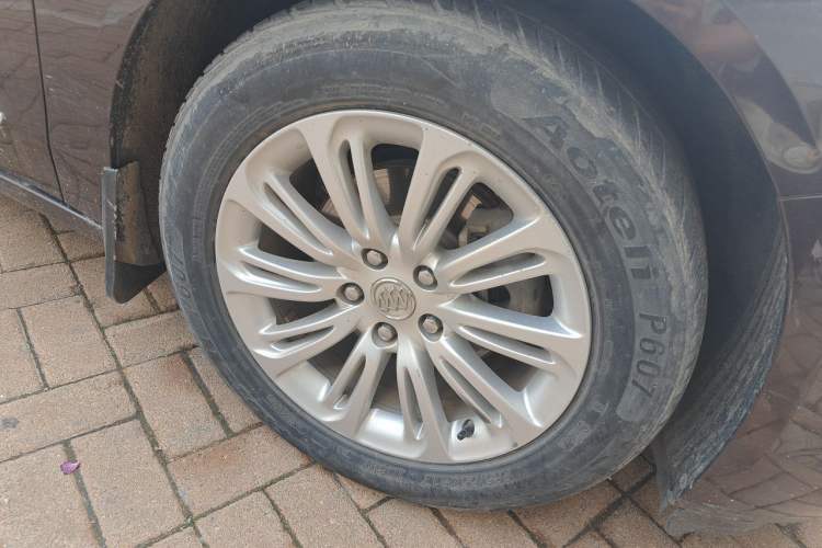Used Buick LaCrosse 2016 20T Luxury Model Right Front Wheel Hub