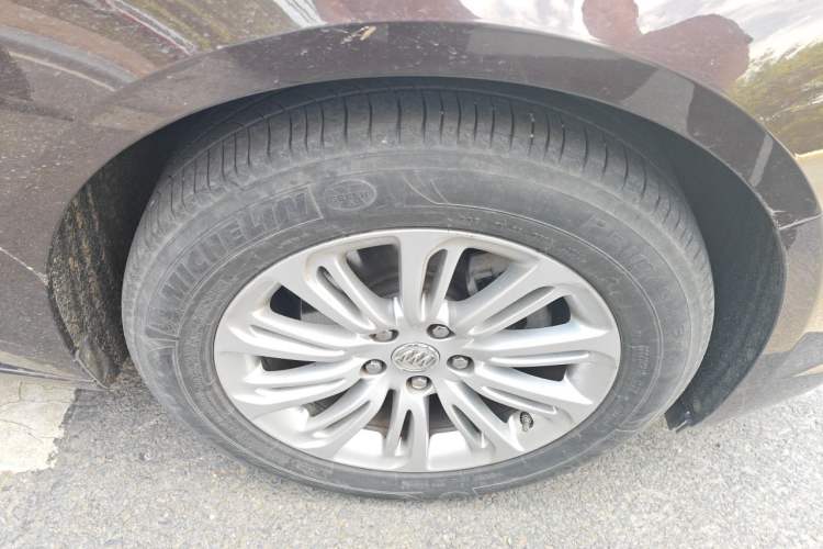 Used Buick LaCrosse 2016 20T Elite Edition Right Front Wheel Hub