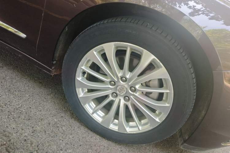 Used Buick LaCrosse 2016 28T Premium Edition Right Front Wheel Hub