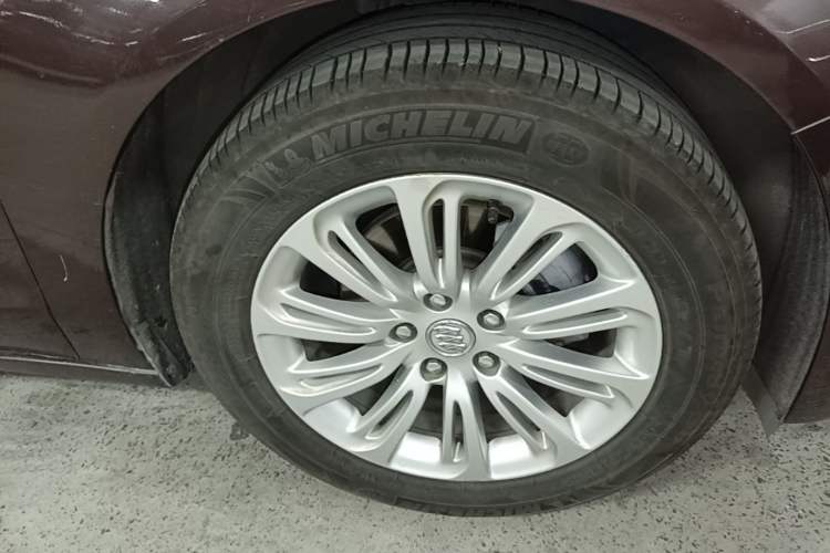 Used Buick LaCrosse 2016 20T Elite Edition Right Front Wheel Hub