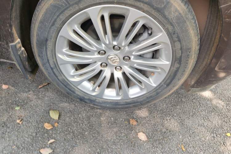 Used Buick LaCrosse 2016 20T Luxury Model Right Front Wheel Hub