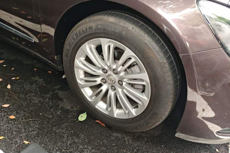Used Buick LaCrosse 2016 20T Elite Edition Right Front Wheel Hub