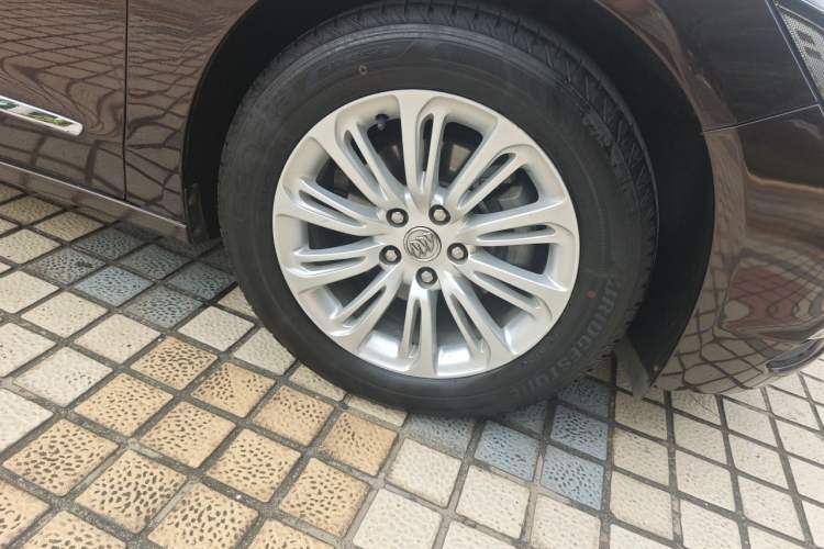 Used Buick LaCrosse 2016 20T Elite Edition Right Front Wheel Hub