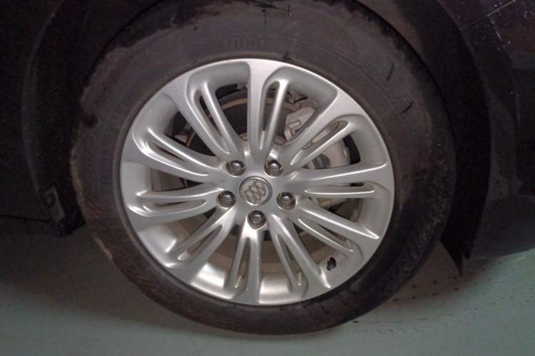 Used Buick LaCrosse 2016 20T Elite Edition Right Front Wheel Hub