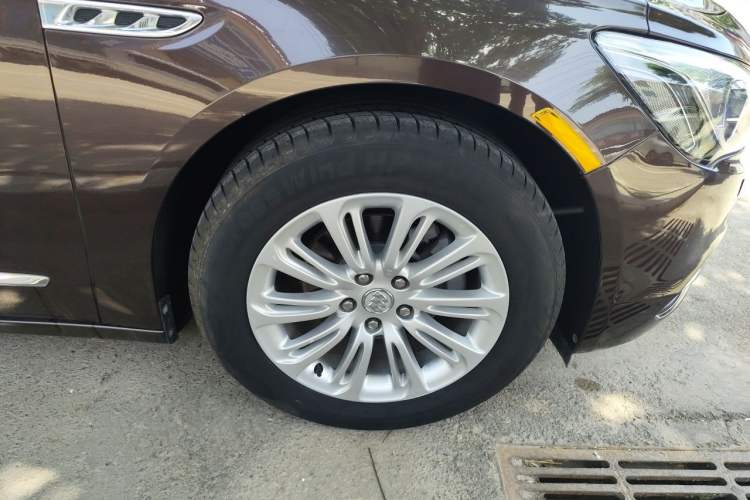 Used Buick LaCrosse 2016 20T Elite Edition Right Front Wheel Hub