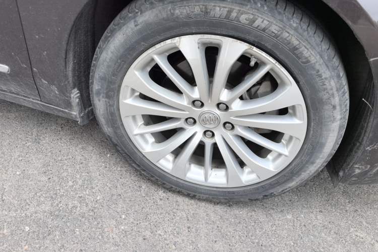 Used Buick LaCrosse 2016 Revised Version 28T Elite Edition Right Front Wheel Hub