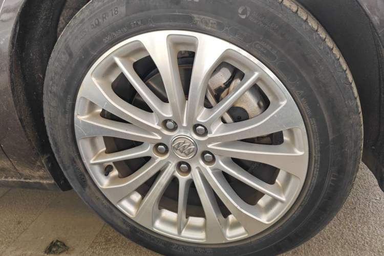 Used Buick LaCrosse 2016 28T Premium Edition Right Front Wheel Hub