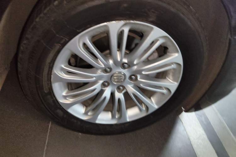 Used Buick LaCrosse 2016 20T Elite Edition Right Front Wheel Hub